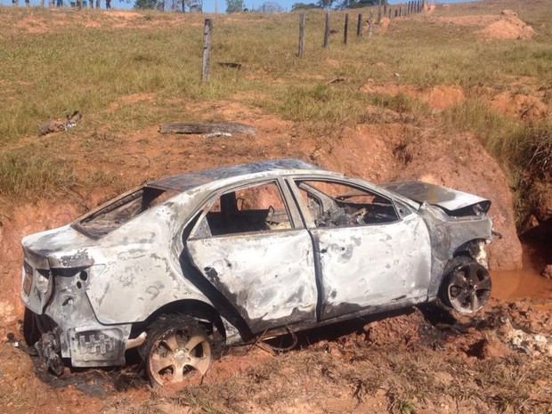 Veículo saiu da estrada, capotou, bateu em cerca e pegou fogo em Pirenópolis Goiá (Foto: Reprodução/PRE)