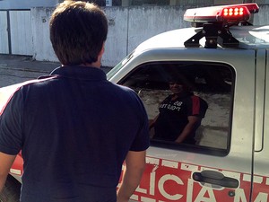 O pai dos meninos foi liberado logo depois de ser ouvido na delegacia e não quis falar com a imprensa (Foto: Walter Paparazzo/G1)