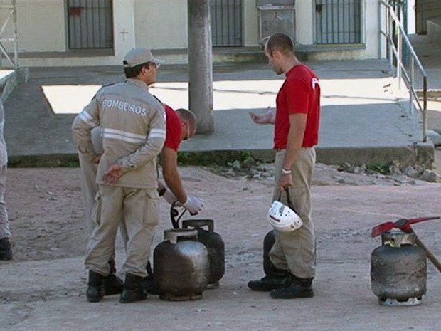 Bombeiros suspeitam de vazamento de gás em explosão em escola de Linhares, Espírito Santo (Foto: Reprodução/ TV Gazeta)