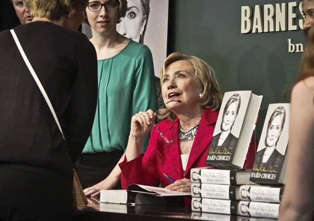 Hillary lança livro emNova York, nesta terça (10) (Foto: AP Photo/Bebeto Matthews)