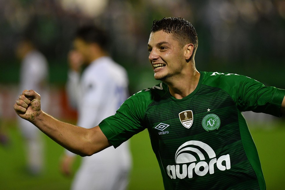 Andrei Girotto comemora o gol da vitória da Chape na Arena Condá (Foto: Nelson Almeida / AFP)