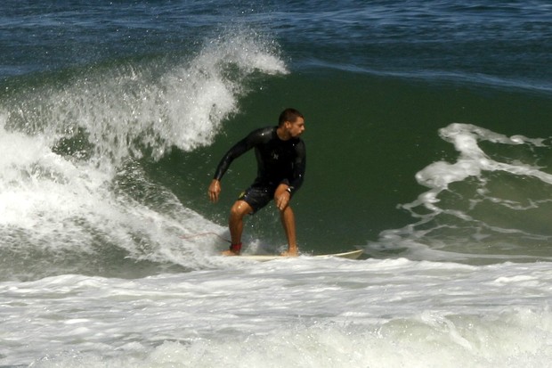 Cauã Reymond surfando na praia da Barra da Tijuca, RJ (Foto: Marcos Ferreira / FotoRioNews)