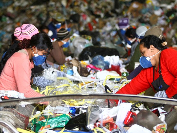 Trabalhadores separam lixo em cooperativa de reciclagem que fica no bairro de São Mateus, Zona Leste de São Paulo (Foto: Hélvio Romero/Estadão Conteúdo)