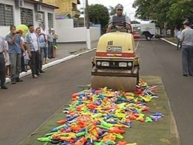 Quase mil armas de brinquedo foram destruídas em Assis, SP. (Foto: Reprodução/TV Tem)