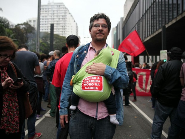 Manifestante leva bebê ao ato contra o governo Temer nesta domingo (Foto: Fábio Tito/G1)