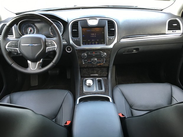 Interior do Chrysler 300C (Foto: AndrÃ© PaixÃ£o/G1)