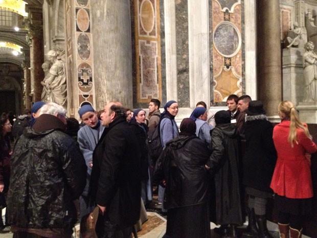 Religiosas tentam entrar na área onde cardeais eleitores fizeram orações nesta quarta-feira (6) (Foto: Juliana Cardilli/G1)