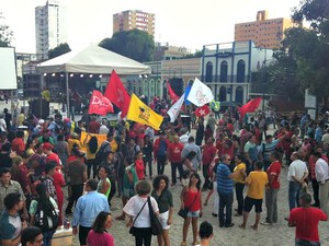 Grupo se concentra no Largo São Sebastião (Foto: Rickardo Marques/G1 AM)
