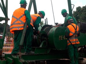 Construção de passarela começa e modifica tráfego na BR-324 (Foto: Imagens/ TV Bahia) Construção de passarela começa e modifica tráfego na BR-324 (Foto: Imagens/ TV Bahia)