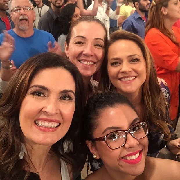 Fátima Bernardes e elenco (Foto: Reprodução/Instagram)