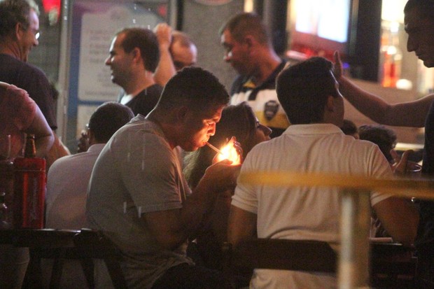 Ronaldo com Paula Morais e amigos em um restaurante no Rio (Foto: Delson Silva/ Ag. News)