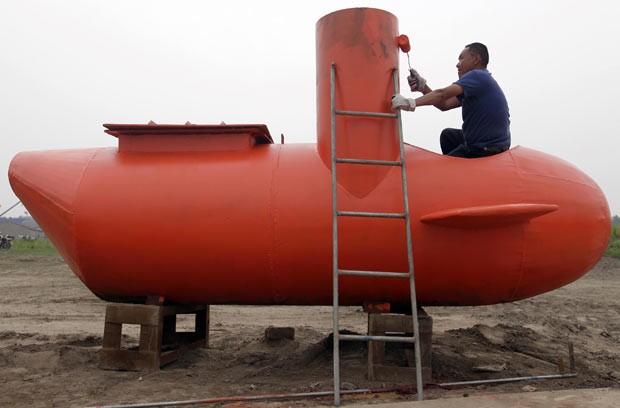 O agricultor chinês Zhang Wuyi ganhou fama em seu país por construir submarinos caseiros em Wuhan, na província de Hubei (Foto: Reuters)