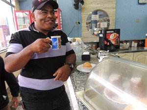 Motorista Geraldo Vanderley prefere tomar café na rua (Foto: Pedro Carlos Leite/G1)