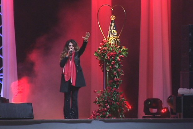 Elba Ramalho ergue as mãos para pedir a homenagem ao amigo Dominguinhos. (Foto: Reprodução/TV Vanguarda)