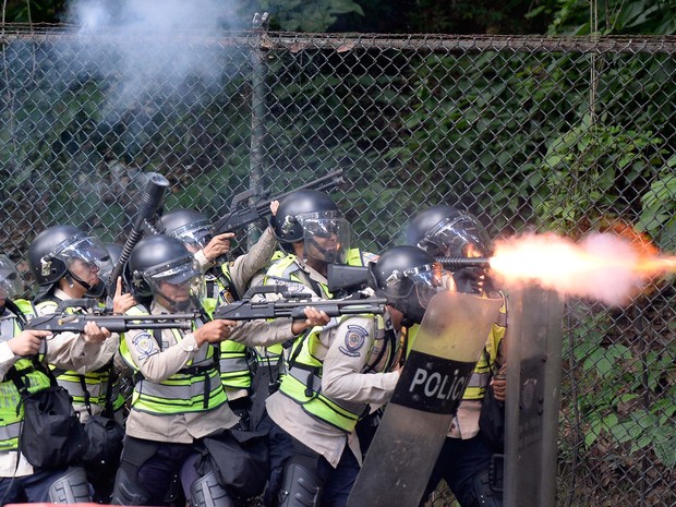 Policiais lançam balas de borracha e gás lacrimogêneo contra estudantes manifestantes da Universidade Central da Venezuela nesta quinta-feira (9) (Foto: FEDERICO PARRA / AFP)