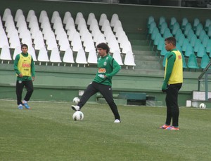 Victor Ferraz, lateral do Coritiba (Foto: Gabriel Hamilko / GloboEsporte.com)
