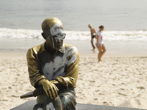 A estátua do poeta Carlos Drummond de Andrade, que fica na Praia de Copacabana, na Zona Sul do Rio, foi pichada na noite desta quarta-feira (25). O monumento já tinha sido alvo de outros atos de vandalismo. (Foto: Marcelo Carnaval/Agência O Globo)
