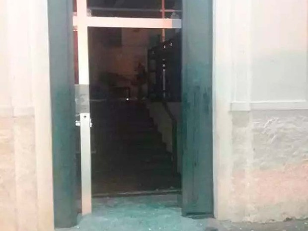 Porta de vidro de agência do Banco do Brasil ficou estilhaçada após explosão na Bahia (Foto: Fábio Santos/Voz da Bahia)