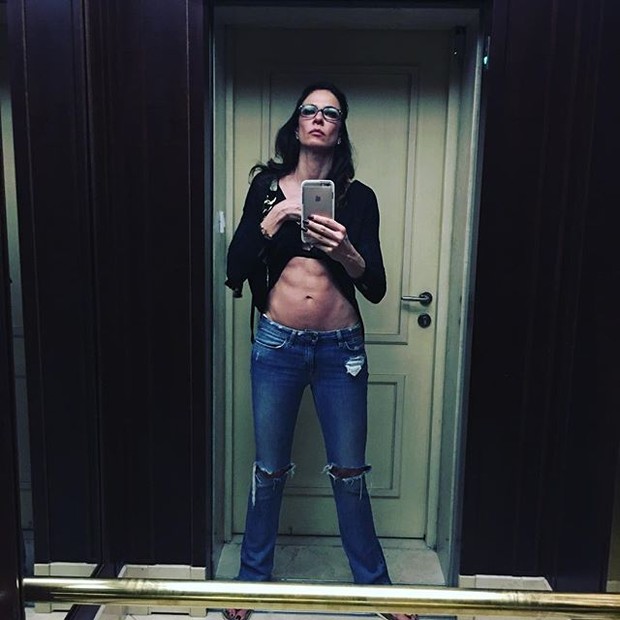 Luciana Gimenez levanta a blusa para exibir barriga definida (Foto: Instagram/ Reprodução)