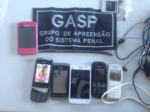 Presidiárias tinham celulares, carregadores e maconha em cela (Foto: Sejus/Divulgação)