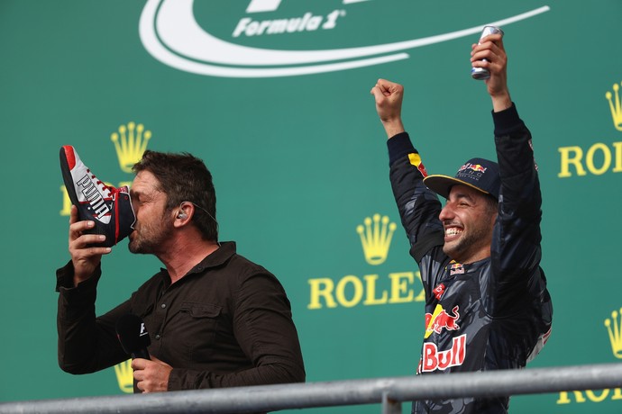 Gerard Butler faz o "shoey" no pódio do GP dos EUA-, para delírio de Daniel Ricciardo  (Foto: Getty Images)