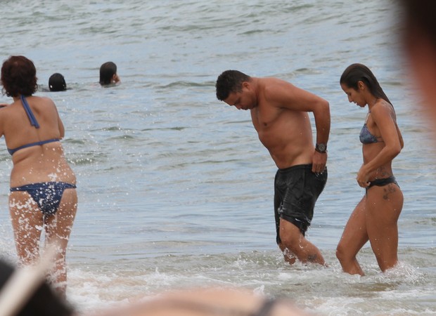 Ronaldo com a namorada na praia (Foto: Wallace Barbosa / AgNews)