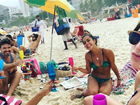 Carol Barcellos mostra corpo em forma em dia na praia com amigos