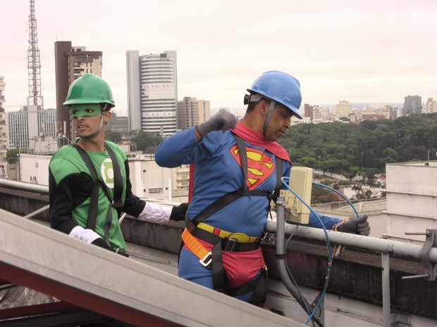 Funcionários se preparam para descer de rapel prédio de hospital (Foto: Eduardo Pereira/G1)