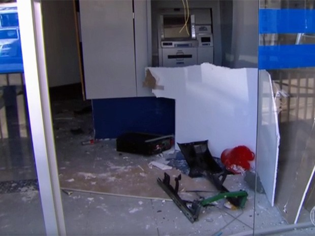 Caixas eletrônicos foram explodidos por quadrilha (Foto: Reprodução/TV Globo)