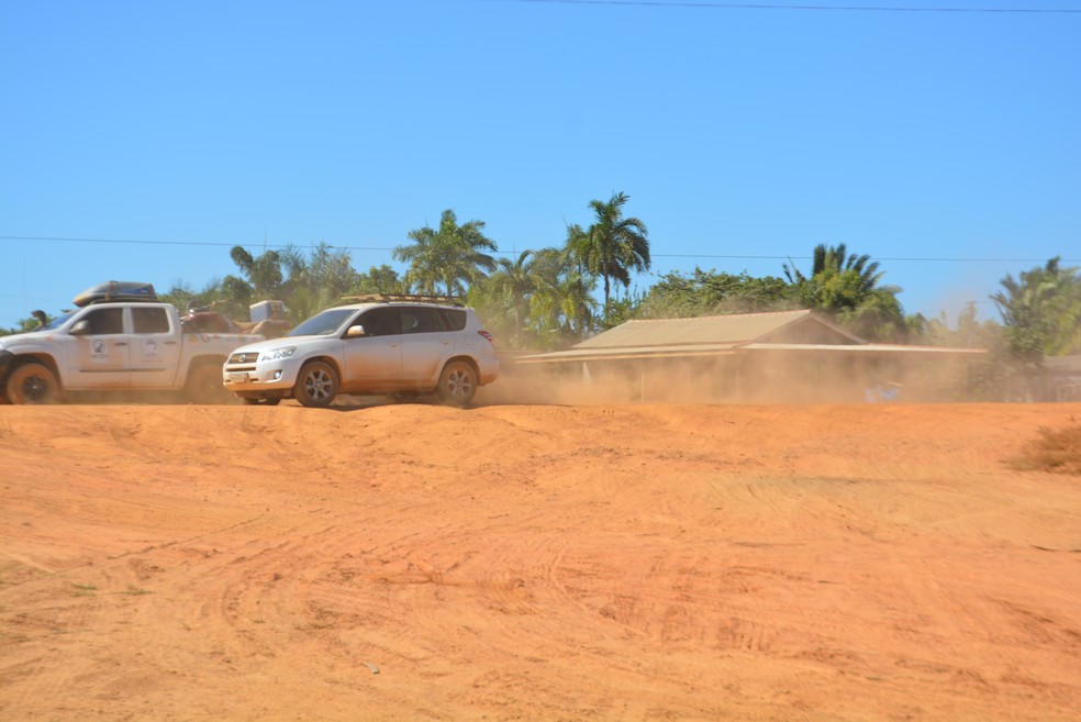 Na &eacute;poca da seca, poeira dominda a regi&atilde;o e tira a visibilidade dos motoristas  (Foto: Mary Porfiro/G1)