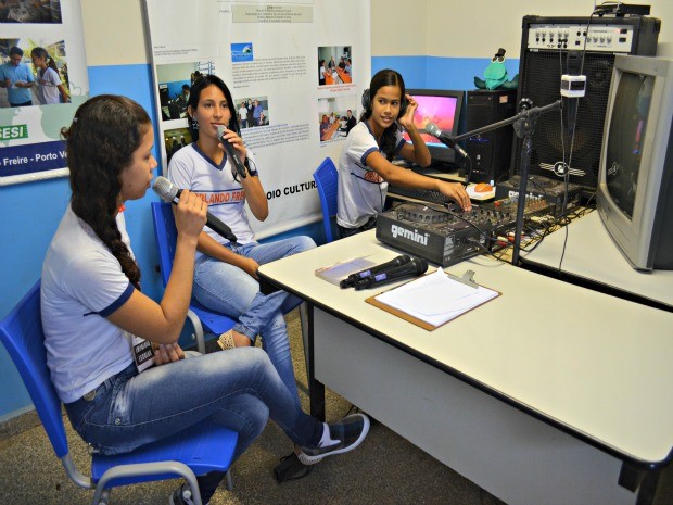 Alunos levam entrevistas e anúncios a escola, atrávés da rádio (Foto: Eliete Marques/G1)