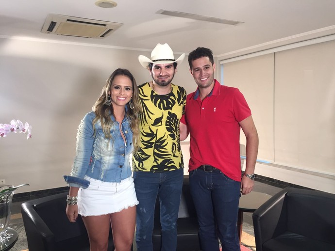 Pedro e Aline batem um papo especial com Loubet, o dono dos hits "Vira Lata" e "Made In Roça" (Foto: reprodução EPTV)