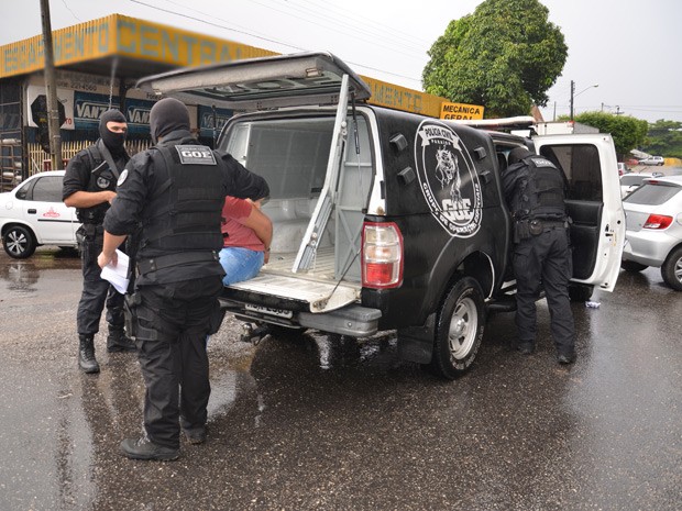 Presos na Operação Firewall estão sendo encaminhados para a Central de Polícia (Foto: Walter Paparazzo/G1)