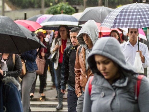 Pedestres enfrentam o frio e a chuva na   Avenida Maria Coelho Aguiar, zona sul de São   Paulo, na manhã desta segunda-feira (15) (Foto: DARIO OLIVEIRA/CÓDIGO19/ESTADÃO CONTEÚDO)