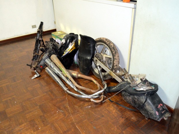 Moto roubada foi encontrada desmontada na casa onde os menores levaram os itens (Foto: Leon Botão/G1)