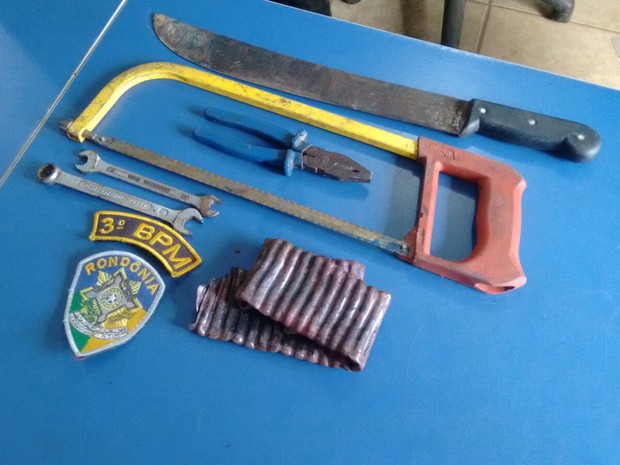 Os policiais encontraram com o suspeitos as ferramentas usadas no crime. (Foto: Carlos Franco/ Extra de Rondônia)