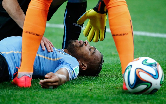 Alvaro Pereira Uruguai x Inglaterra (Foto: Reuters)