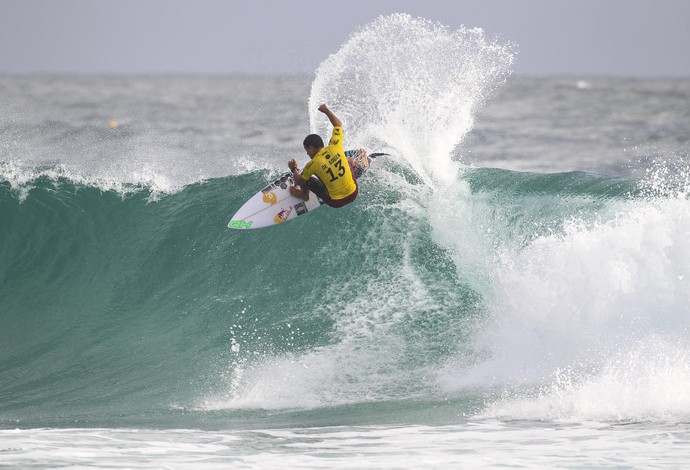 Mineirinho usou a experiência e a força do "power surf" para despachar algoz da primeira fase (Foto: WSL / Kelly Cestari)