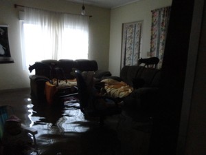 A casa da mãe da internauta Luiza Soster ficou totalmente alagada em Canoas, RS (Foto: Luiza Soster/VC no G1)