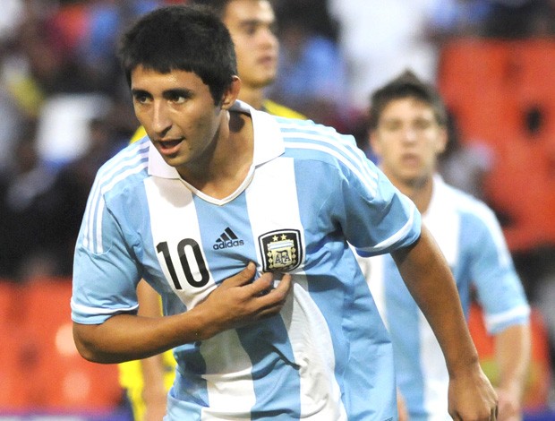 Alan Ruiz comemora gol da Argentina sobre Colômbia, AP (Foto: Agência AP)