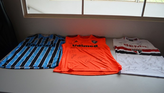 Camisas autografadas de Grêmio, Fluminense e São Paulo serão leiloadas durante a campanha (Foto: Aline Nascimento/G1)
