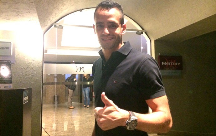 Atual e ex-Timão, Renato Augusto e Zé Elias visitam suíços no hotel em SP