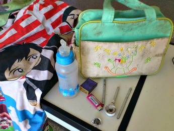 Bolsa de criança de dois anos estava com cachimbo de droga (Foto: Dejane Arnhold/ Arquivo pessoal )