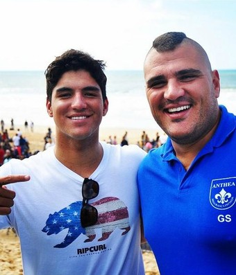 O surfista brasileiro Gabriel Medina posou ao lado do português lutador de MMA Gonçalo Salgado, que também é segurança (Foto: Reprodução/Instagram)
