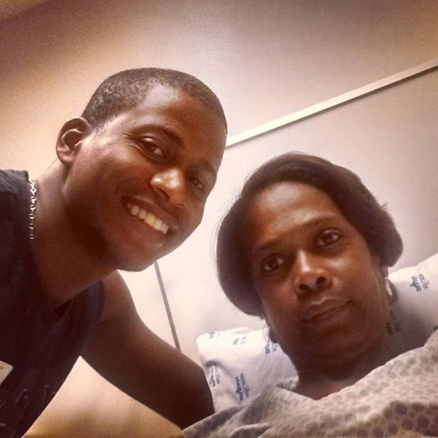 Ex-BBB Luan Patrício com a mãe, Kátia Maria dos Santos, em hospital em Duque de Caxias, na Baixada Fluminense do Rio (Foto: Instagram/ Reprodução)