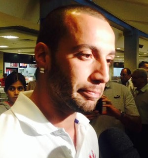 Sem badalação, líder Timão volta a São Paulo e projeta vitória no clássico