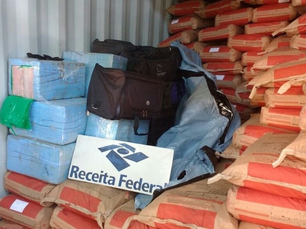 Polícia Federal e Alfândega encontraram 550 kg de cocaína dentro de contêiner no Porto de Santos (Foto: Divulgação/Receita Federal)