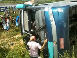 Ônibus tomba em rodovia e deixa mortos e feridos no Ceará (Foto: Canindé Notícias)