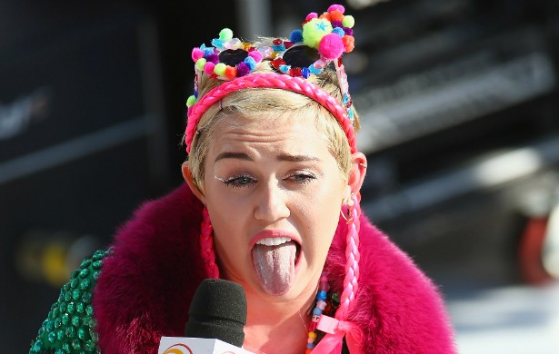 Depois de ter acendido um baseado em pleno palco do EMA Awards em 2013, Miley Cyrus se explicou de modo muito objetivo em entrevista à revista 'Rolling Stone' de junho daquele ano: "Acho que álcool é muito mais perigoso que maconha. Já vi um monte de gente ir para o fundo do poço com álcool, mas nunca vi isso acontecer com maconha". (Foto: Getty Images)