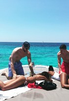 Top Laís Ribeiro faz topless e ganha mão boba do namorado em Ibiza